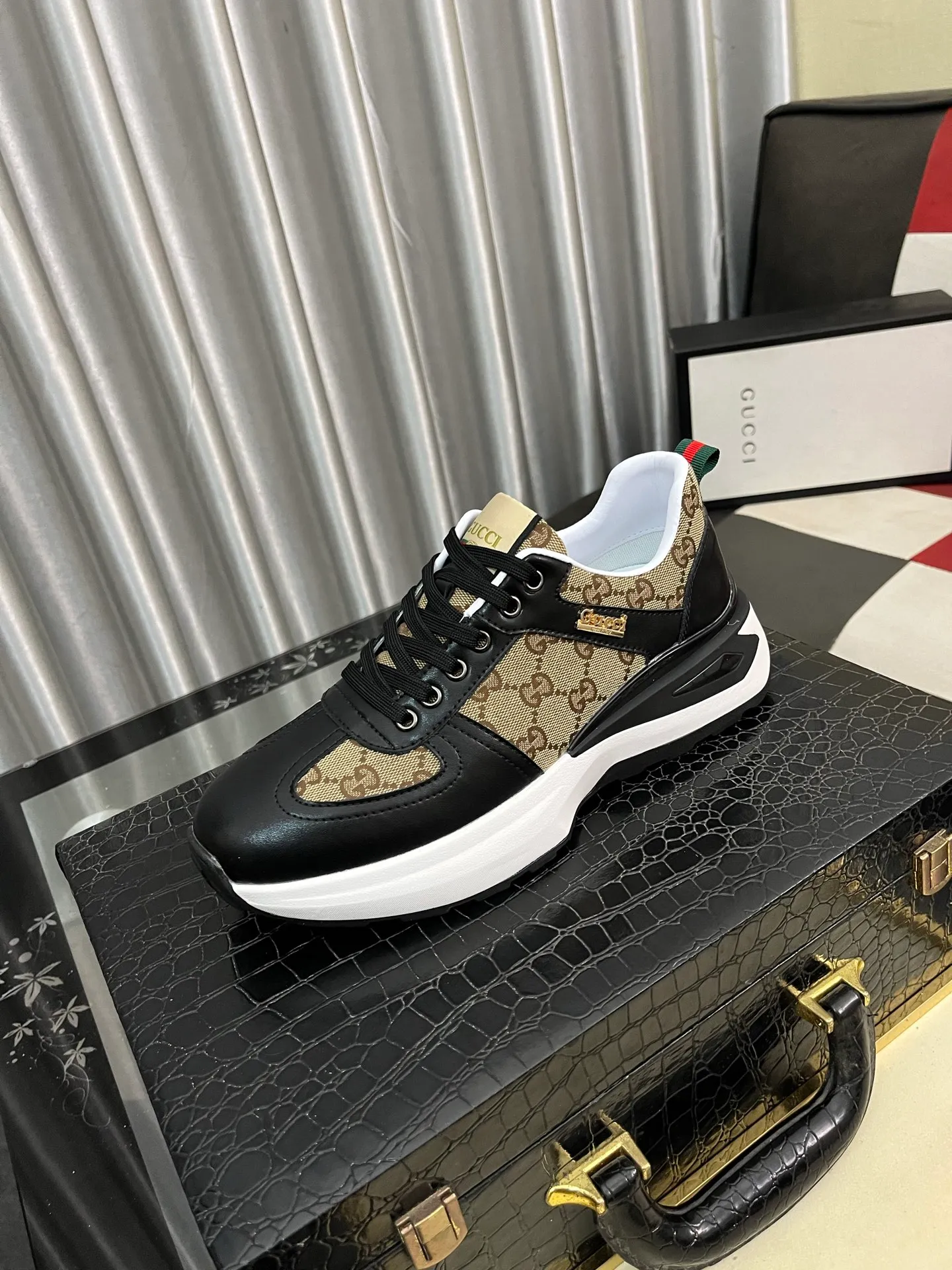 Men's Men's Shoes💰458⌚️⌚️[GUCCI] Gucci men's casual shoes are absolutely popular🔥The ultimate matching item for trendy men! The charm of super texture is irresistible, the main recommendation, the flower leather color is bright! The upper is made of high-quality brand printed fabric with cowhide, breathable leather lining and wear-resistant rubber sole, noble and elegant! Extremely comfortable🎁🎁You can be as handsome as you want💪 38-444️⃣colors available